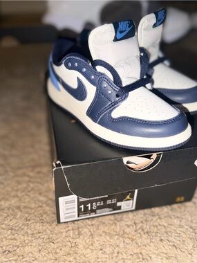 Nike JORDONS Low-Top Sneakers in Navy and White